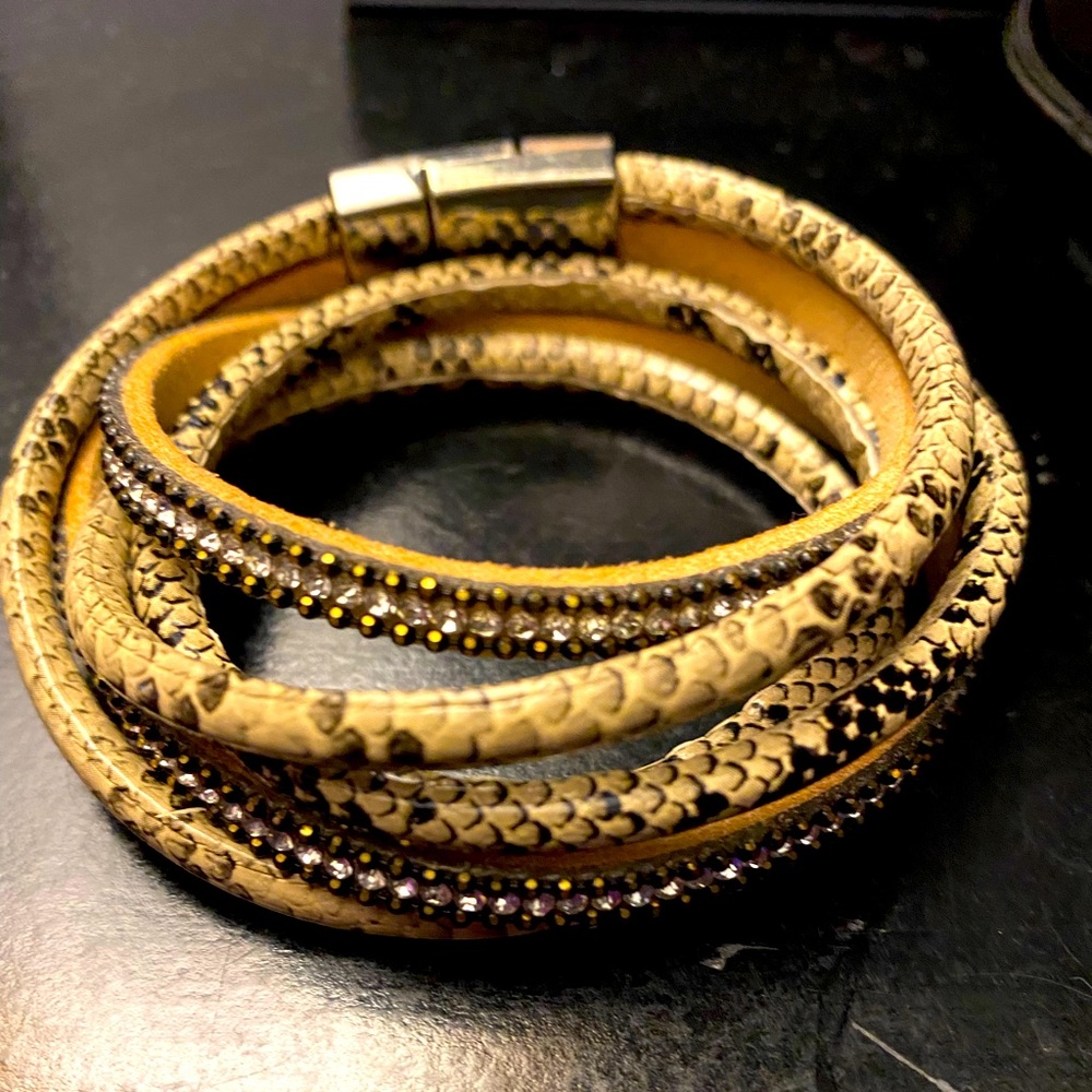 💕 Gorgeous 💕  Snakeskin style bracelet with magnetic closure and rhinestones